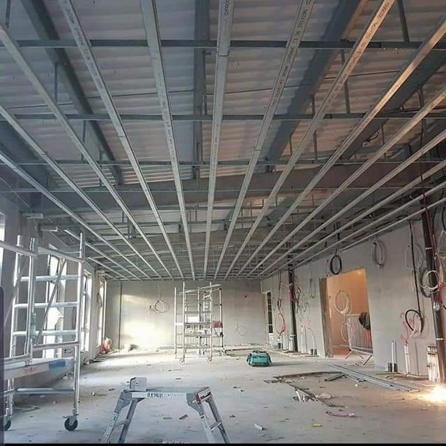 Instalación de techos de pladur para aislamiento térmico o acústico